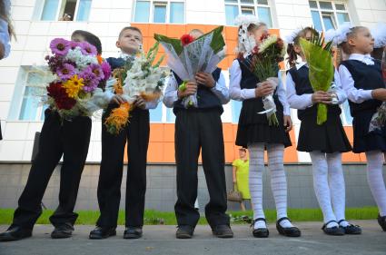 Новосибирск. 1 сентября. Школьники на торжественнной линейке.