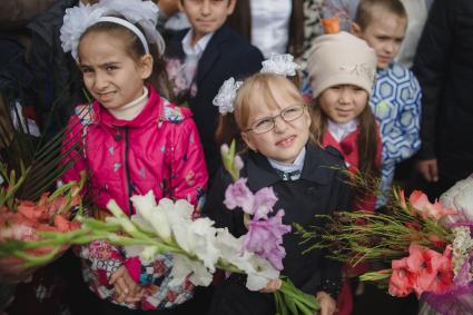 Челябинск. 1 сентября. Первоклассники на торжественной линейке.