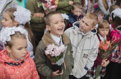 Челябинск. 1 сентября. Первоклассники на торжественной линейке.