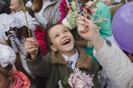 Челябинск. 1 сентября. Первоклассники на торжественной линейке.