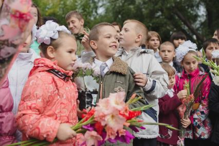 Челябинск. 1 сентября. Первоклассники на торжественной линейке.