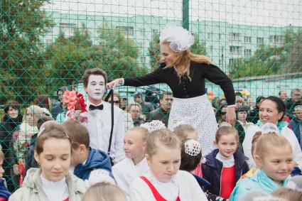 Челябинск. 1 сентября. Школьники на торжественной линейке.