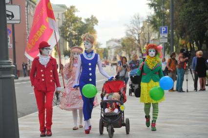 Москва. Клоуны на улице Большая Ордынка.