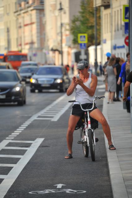 Москва. Мужчина на велосипеде  на улице Большая Ордынка.