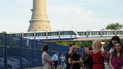 Москва. Московская монорельсовая транспортная система (ММТС) в районе метро ВДНХ.