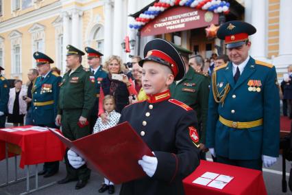 Санкт-Петербург. 1 сентября. Сын оперной певицы, депутата Госдумы Марии Максаковой Илья принимает присягу в Суворовское училище.