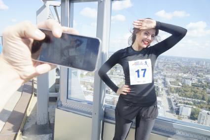 Екатеринбург. Участница вертикального марафона `Забег на Высоцкий` после финиша на 52-ом этаже бизнес-центра `Высоцкий`.