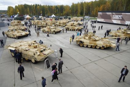 Нижний Тагил. Площадка с бронетанковой техникой на 10-ой международной выставке вооружений `Russia Arms Expo - 2015`.