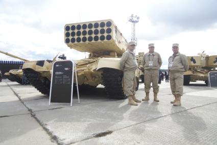 Нижний Тагил. Тяжелая огнеметная система ТОС-1А `Солнцепек` на 10-ой международной выставке вооружений `Russia Arms Expo - 2015`.