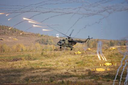 Нижний Тагил. Вертолет Ми-8 во время демонстрационного показа военной авиации на 10-ой международной выставке вооружений `Russia Arms Expo - 2015`.