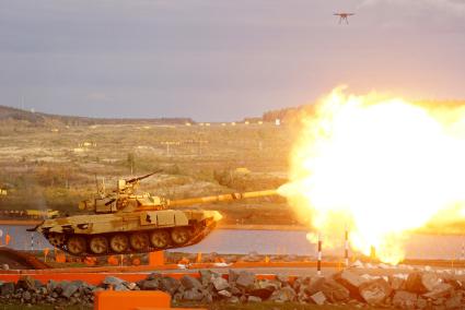 Нижний Тагил. Танк Т-90С во время демонстрационного показа военной техники на 10-ой международной выставке вооружений `Russia Arms Expo - 2015`.