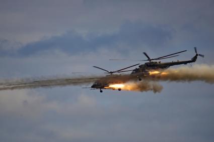 Нижний Тагил. Вертолеты Ми-8 во время демонстрационного показа военной авиации на 10-ой международной выставке вооружений `Russia Arms Expo - 2015`.