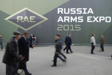 Нижний Тагил. Посетители на 10-ой международной выставке вооружений `Russia Arms Expo - 2015`.