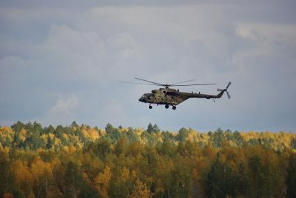 Нижний Тагил. Вертолет Ми-8 во время демонстрационного показа военной авиации на 10-ой международной выставке вооружений `Russia Arms Expo - 2015`.