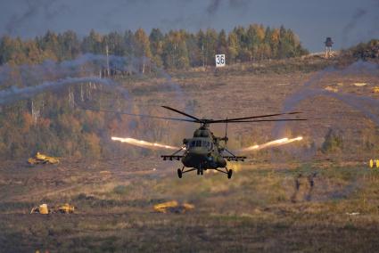 Нижний Тагил. Вертолет Ми-8 во время демонстрационного показа военной авиации на 10-ой международной выставке вооружений `Russia Arms Expo - 2015`.