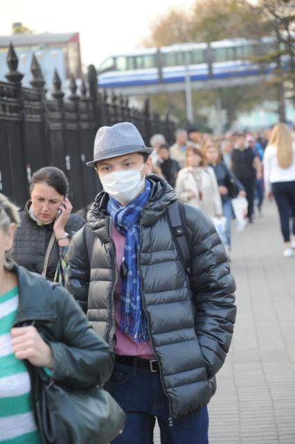 Москва. Молодой человек в медицинской маске.