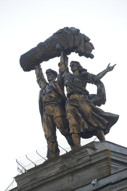 Москва. Скульптура `Тракторист и колхозница` на арке главного входа ВДНХ.