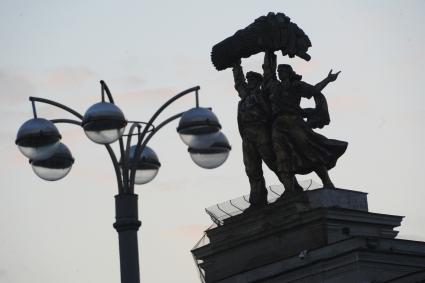 Москва. Скульптура `Тракторист и колхозница` на арке главного входа ВДНХ.