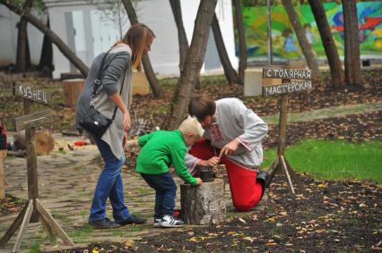 Москва. Кузнец на территории развлекательно-образовательного центра `Городская ферма`, которая открылась на ВДНХ.