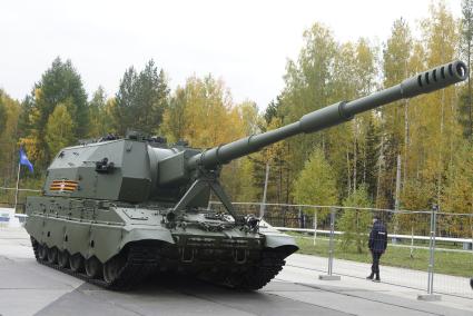 Нижний Тагил. Самоходная артиллерийская установка `Коалиция` на 10-ой международной выставке вооружений `Russia Arms Expo - 2015`.