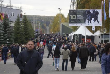 Нижний Тагил. Посетители на 10-ой международной выставке вооружений `Russia Arms Expo - 2015`.