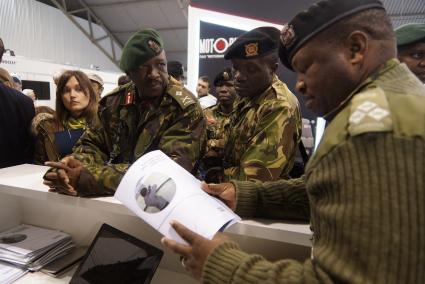 Нижний Тагил. Африканские военные, члены иностранной делегации из Ботсваны на 10-ой международной выставке вооружений `Russia Arms Expo - 2015`.