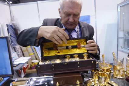 Нижний Тагил. Представитель `Златоустовской оружейной компании` демонстрирует подарочный набор на 10-ой международной выставке вооружений `Russia Arms Expo - 2015`.