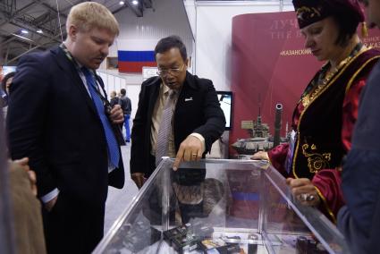 Нижний Тагил. Посетители на 10-ой международной выставке вооружений `Russia Arms Expo - 2015`.