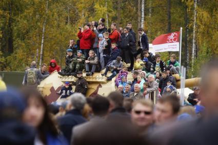 Нижний Тагил. Посетители наблюдают за выступлением военной авиации на 10-ой международной выставке вооружений `Russia Arms Expo - 2015`.