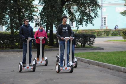 Москва. Молодые люди катаются на сигвеях.