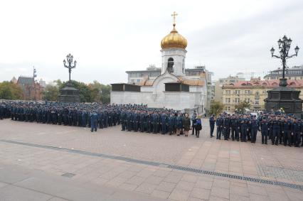 Москва. Спасатели МЧС  во время праздника иконы Божией Матери `Неопалимая Купина`  у Храма Христа Спасителя.