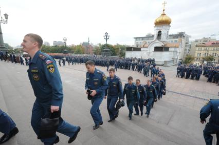 Москва. Спасатели МЧС  во время праздника иконы Божией Матери `Неопалимая Купина`  у Храма Христа Спасителя.