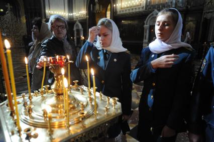 Москва. Спасатели МЧС  во время праздника иконы Божией Матери `Неопалимая Купина`  в Храме Христа Спасителя.