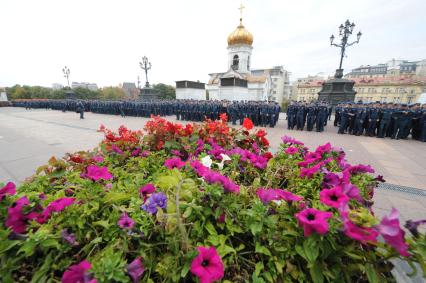 Москва. Спасатели МЧС  во время праздника иконы Божией Матери `Неопалимая Купина`  у Храма Христа Спасителя.