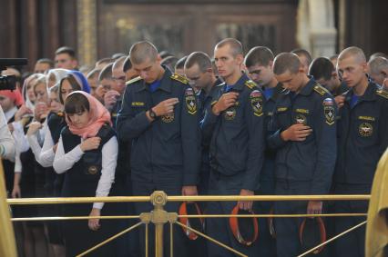 Москва. Спасатели МЧС  во время праздника иконы Божией Матери `Неопалимая Купина`  в Храме Христа Спасителя.