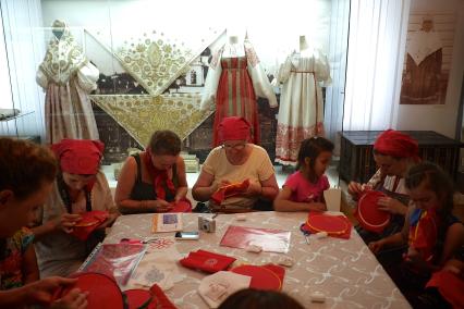 Архангельская область. г.Каргополь. Женщины вышивают на пяльцах.