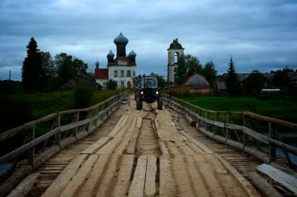 Архангельская область. г.Каргополь. Трактор едет по мосту.