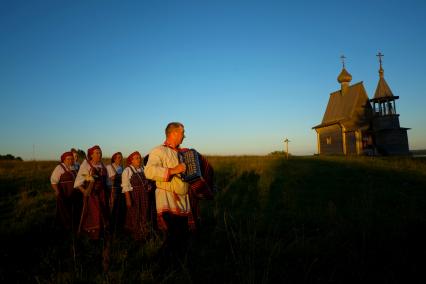 Архангельская область. г.Каргополь. Местные жители в русских народных костюмах.