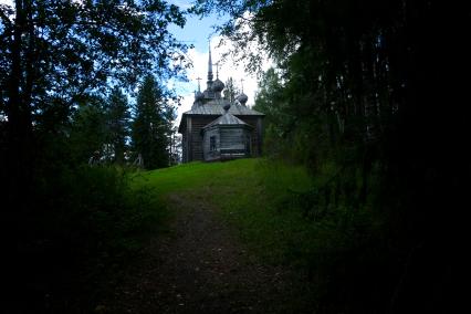 Архангельская область. г.Каргополь. Деревянный заброшенный храм.