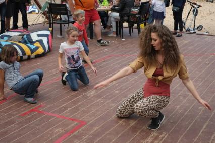 Москва. Дети учатся танцевать во время Фестиваль `Остров 90-х`  в парке искусств `Музеон`.