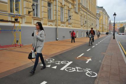 Москва.  Велодорожка на Большой Никитской улице.