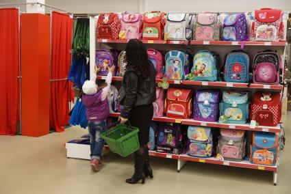 Екатеринбург. Мама с дочкой выбирают школьный рюкзак в отделе детских товаров.