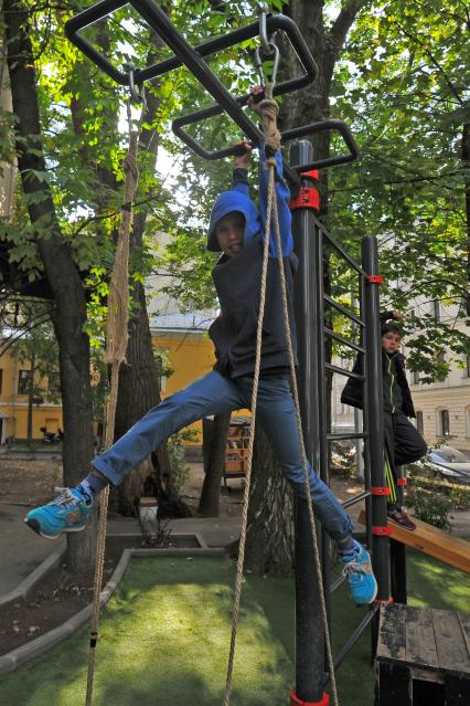 Москва.  Дети на спортивной площадке около уличного кафе в Кривоколенном переулке.