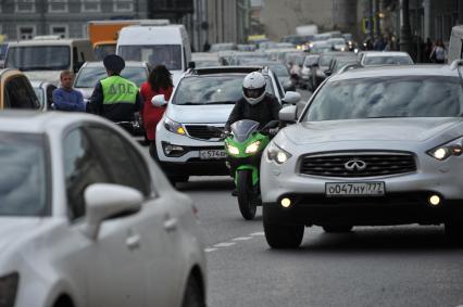 Москва.  Автомобильное движение  во время всероссийской акции `На работу - на велосипеде`.