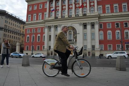 Москва.  Житель города принимает участие во всероссийской акции `На работу - на велосипеде` на Тверской улице.