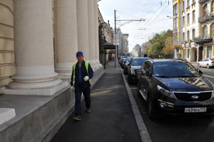 Москва.  Рабочие закатали в асфальт недавно уложенную тротуарную плитку на улице Пречистенка.