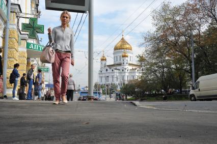 Москва.  Рабочие закатали в асфальт недавно уложенную тротуарную плитку на улице Пречистенка.