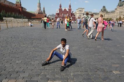 Москва. Люди гуляют по Красной площади.