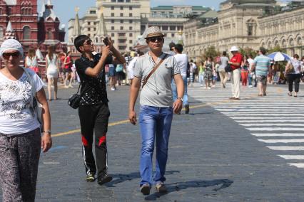 Москва. Люди гуляют по Красной площади.