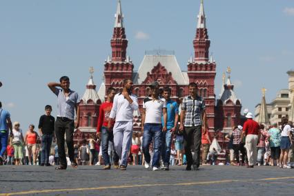 Москва. Люди гуляют по Красной площади.